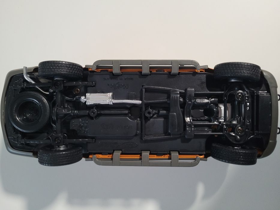 Ford Explorer Sport Trac Orange Maisto модел 1/18 

Отваря