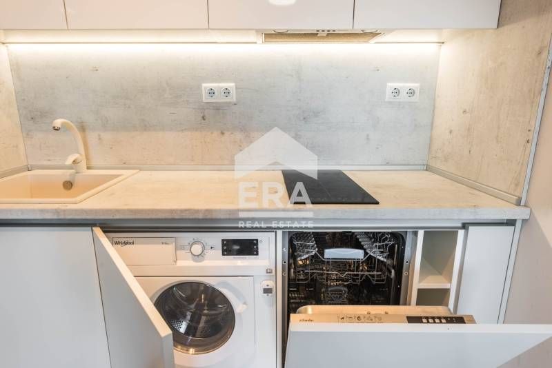 Двустаен, обзаведен, югоизточен апартамент за продажба, с морска панор