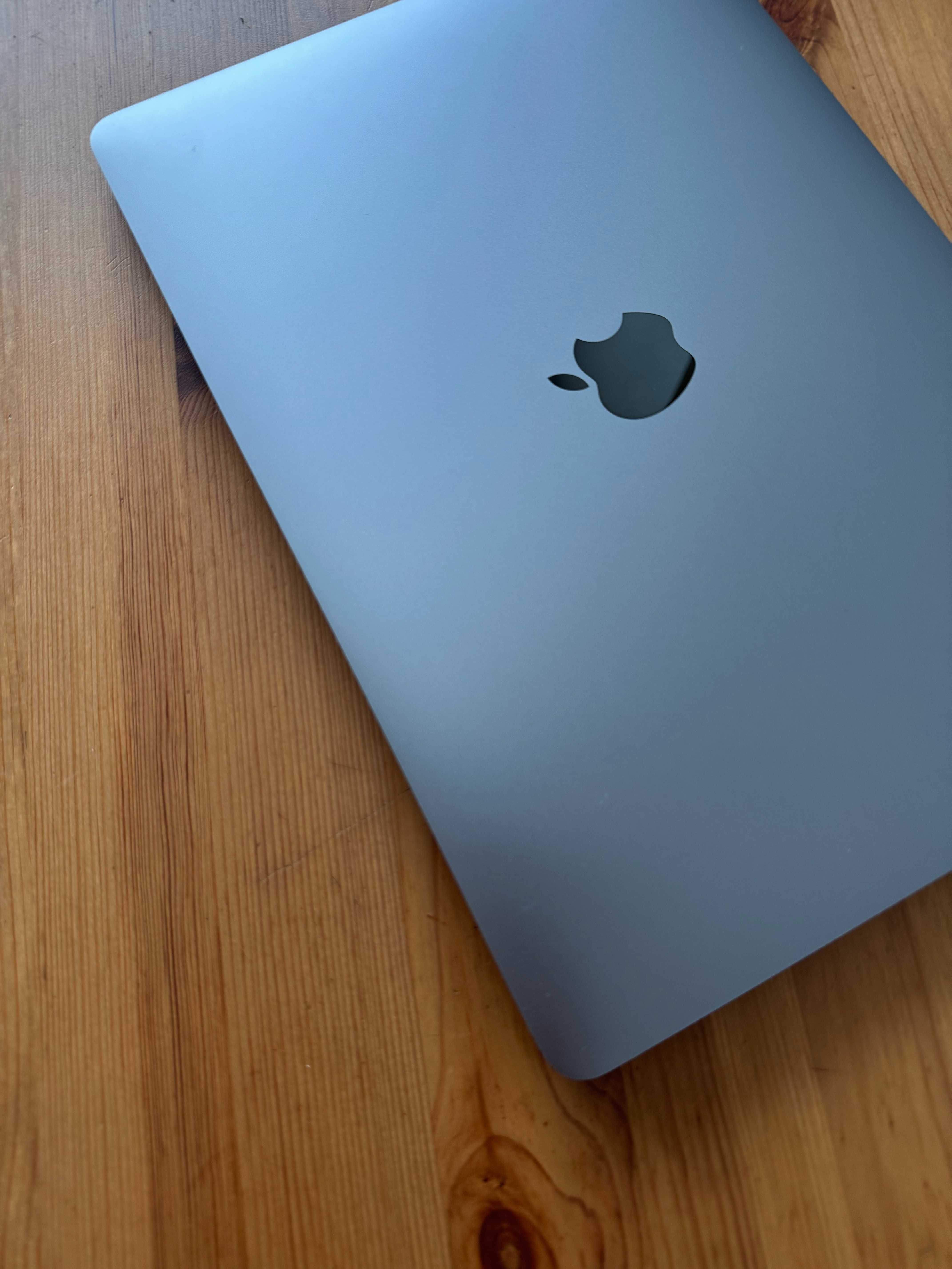 Продавам Macbook Pro 13 M2, 24gb RAM, 1 TB ssd