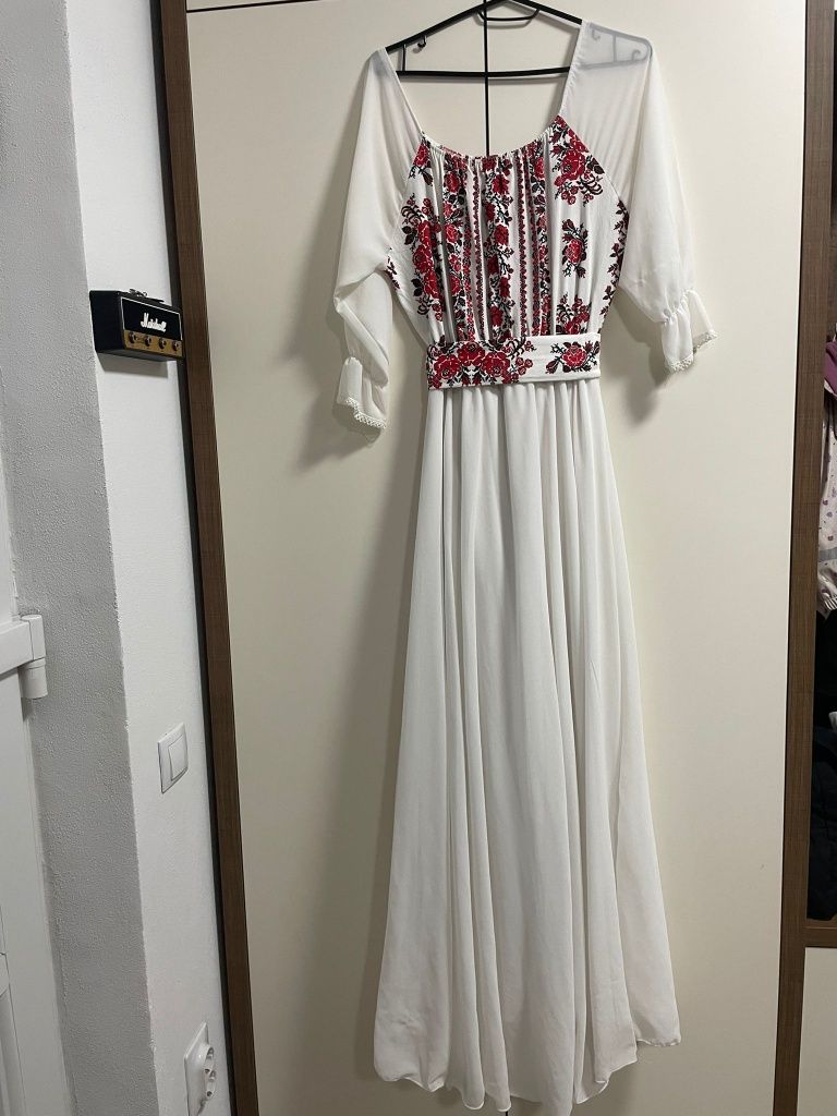 Vând rochie tradițională