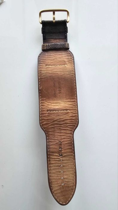 Часовник Guess с кожена каишка