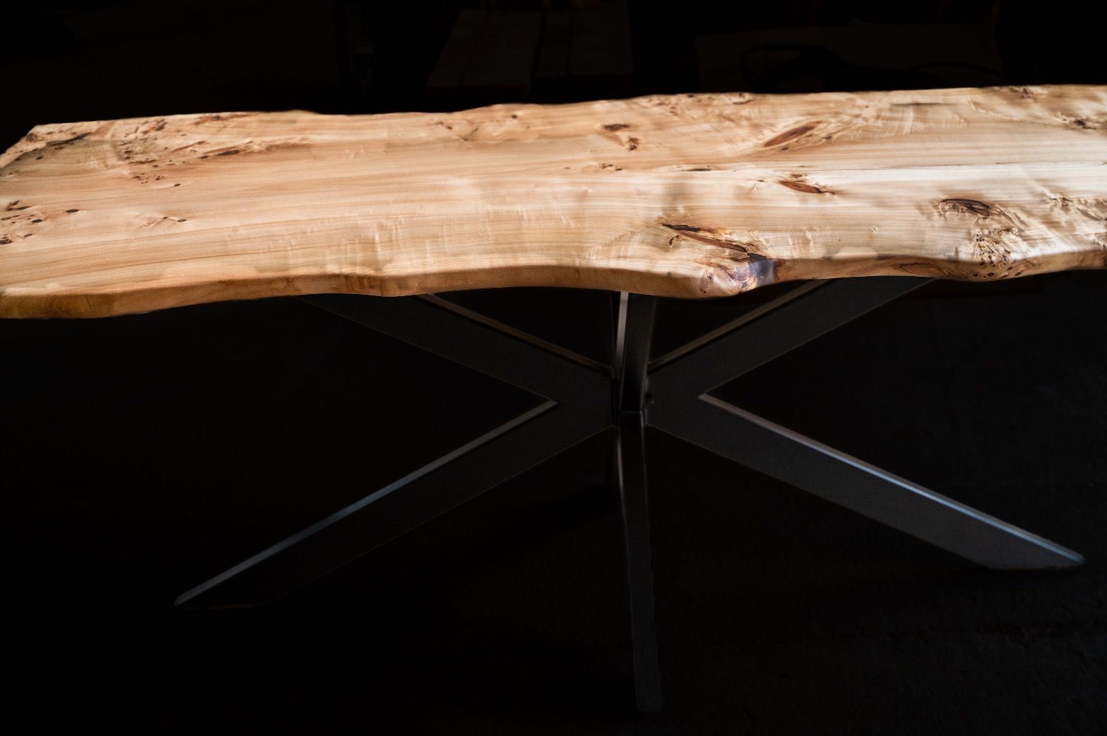 Masa din lemn masiv plop bubos cu rășina epoxidică