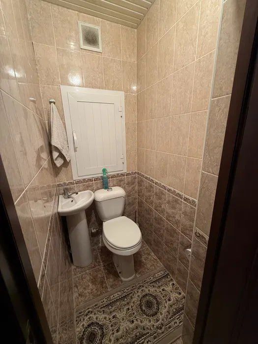 4/1/5 (1 этаж). Сергели 4. Квартира 91 м², с ремонтом. До метро - 700м