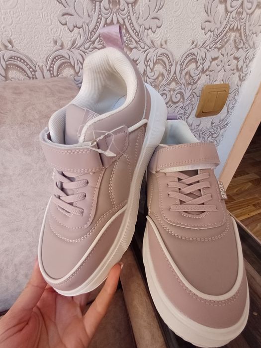 Кроссовки новые красивые