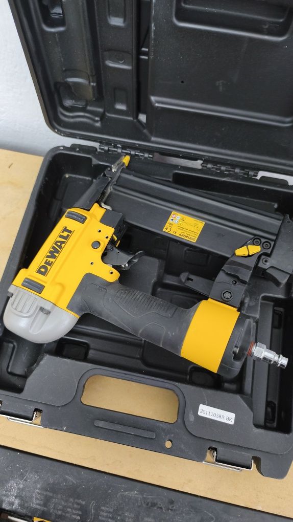 Пневматичен такер DeWalt