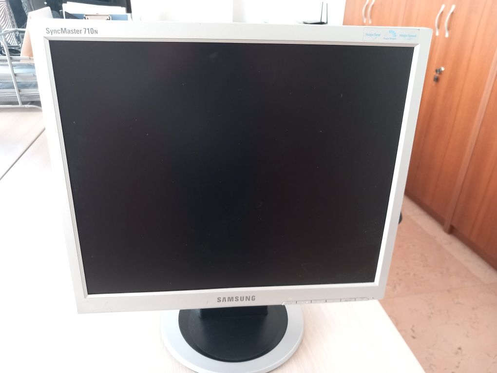Монитор Samsung SyncMaster 710n