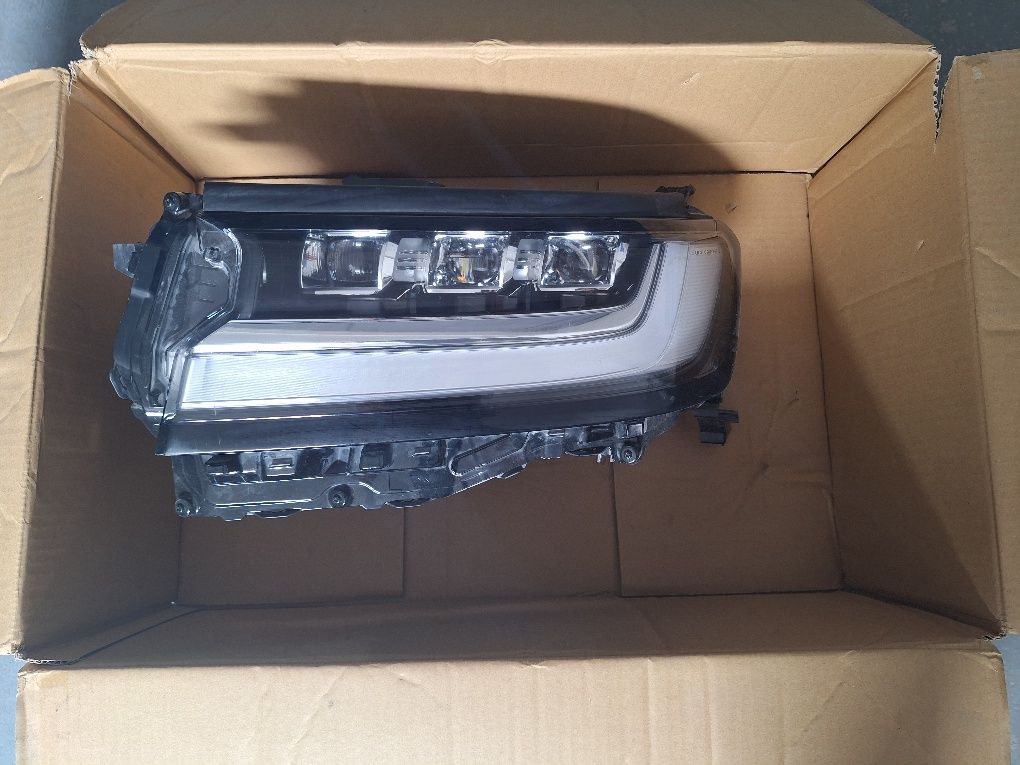 Toyota Land Cruiser 300 Bamper Oldi chast +Fara Sotiladi