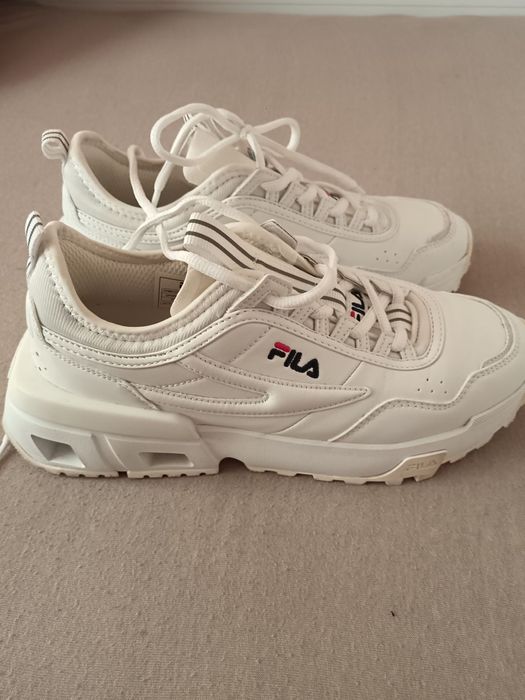Оригинални  бели маратонки Fila
