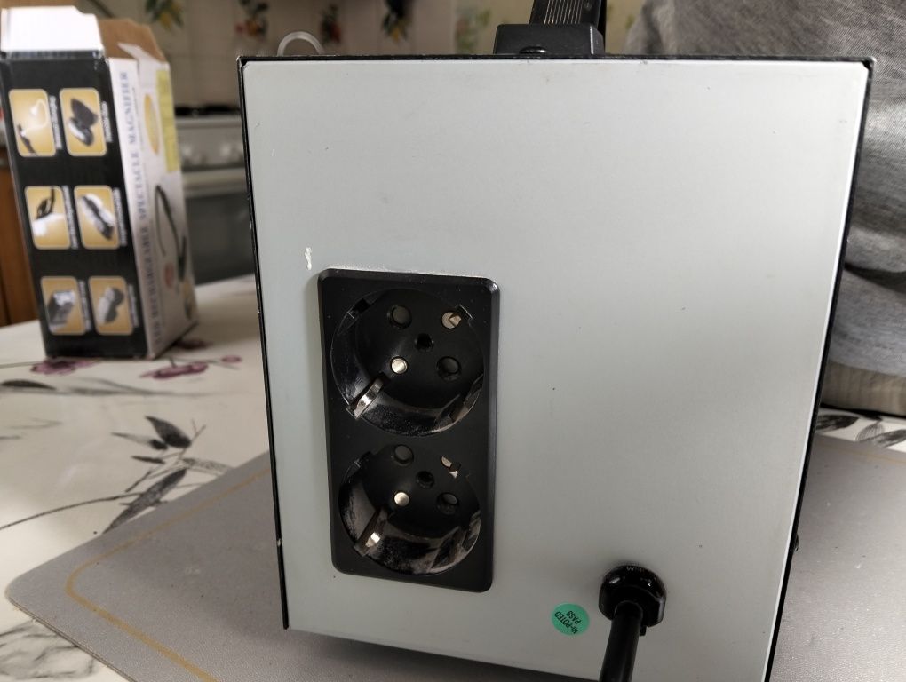 Стабилизатор VOLTA AVR PRO 1500 (рабочий, без накладки на кнопку DELAY