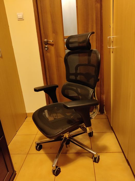 Vând scaun ergonomic Ergohuman V2