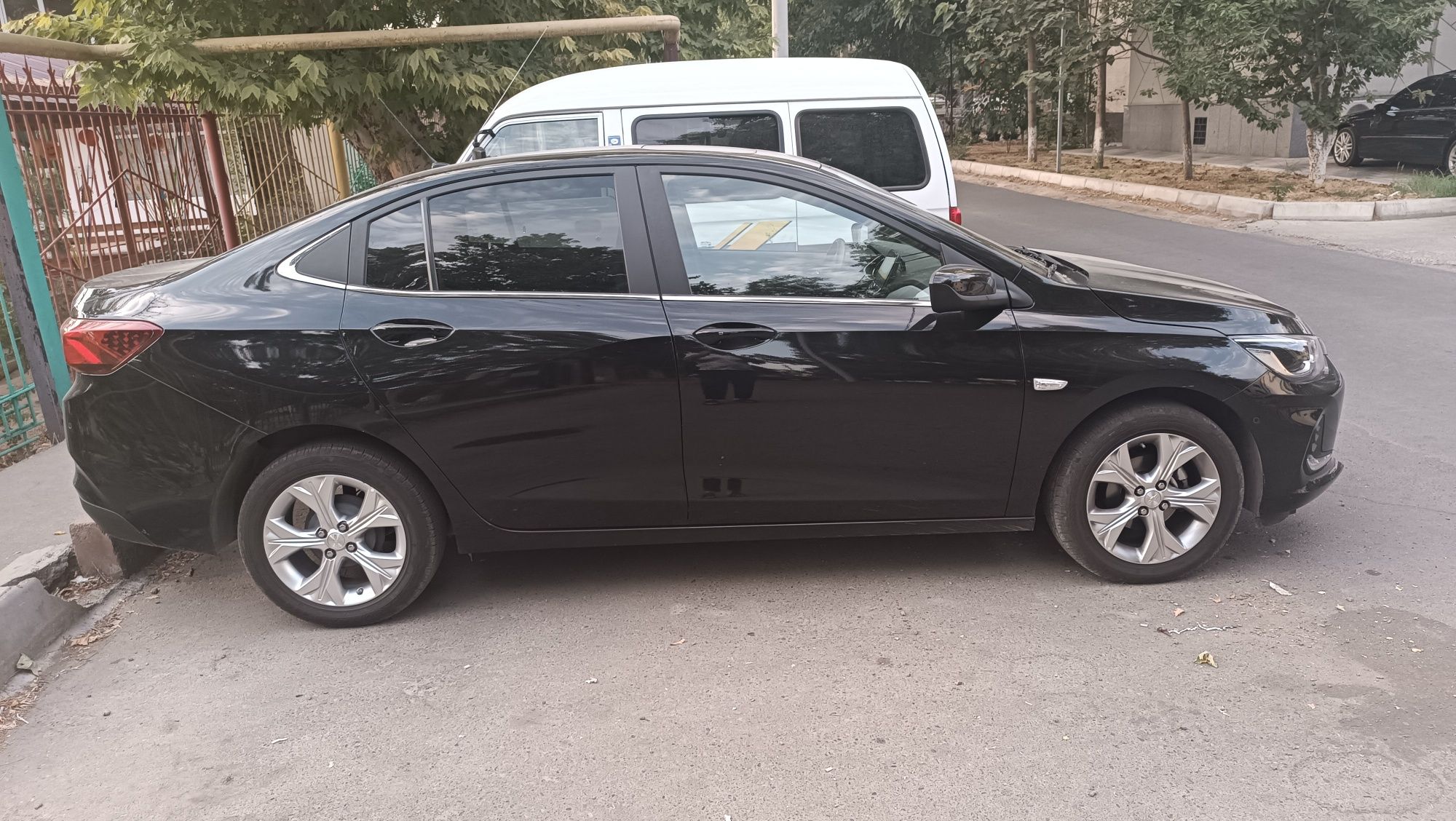 Avtomobil Onix Premier Plus