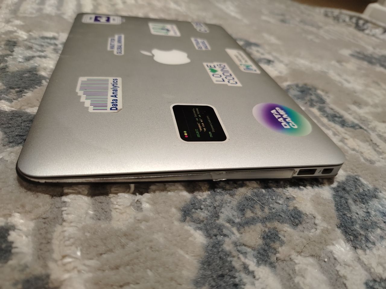 Apple Mac Book sotiladi