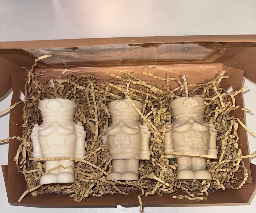 Lumânare de Crăciun Nutcracker – Handmade cu Aromă Personalizată
