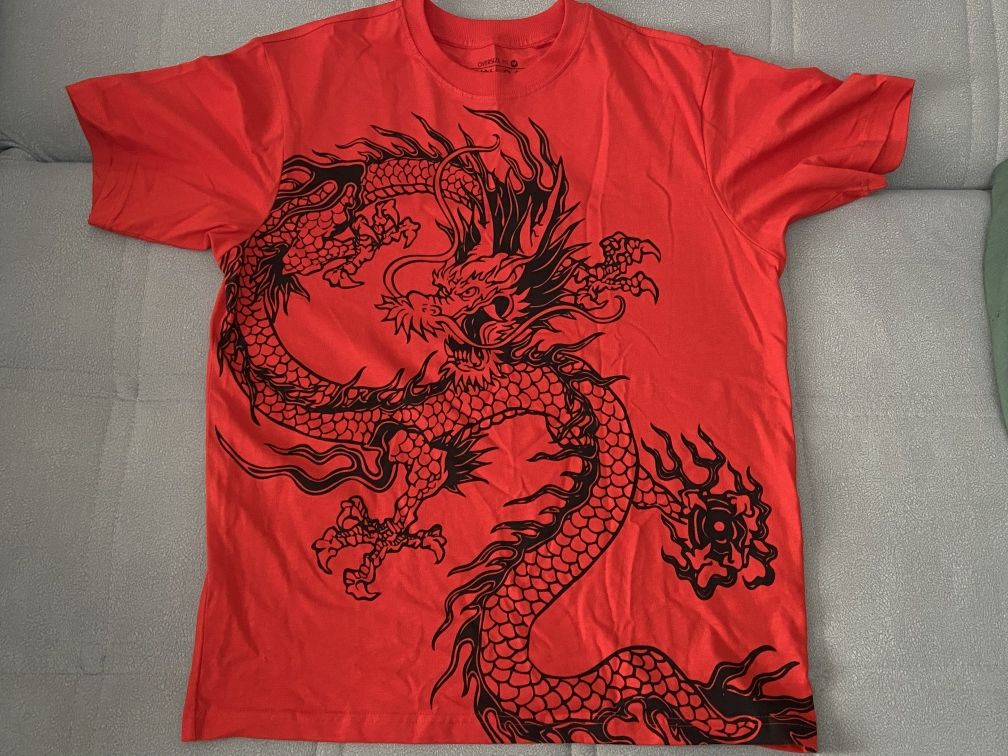 красная футболка с драконом