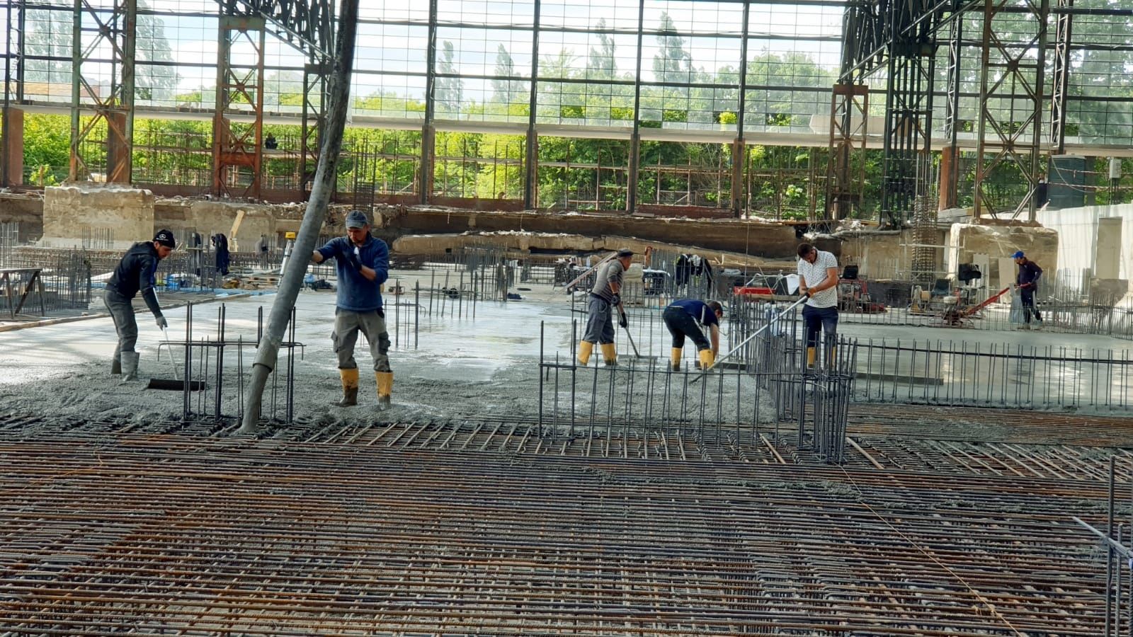 Turnare platforme Beton finisat cu Elicopter si Cuart, Beton in curte.