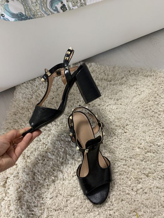 Sandale negre cu toc gros si aplicatii metalice aurii