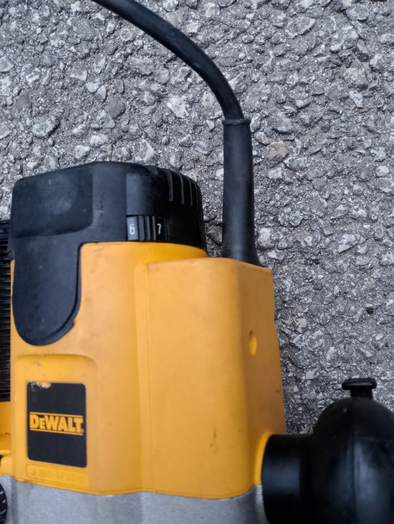 Оберфреза DeWalt DW621