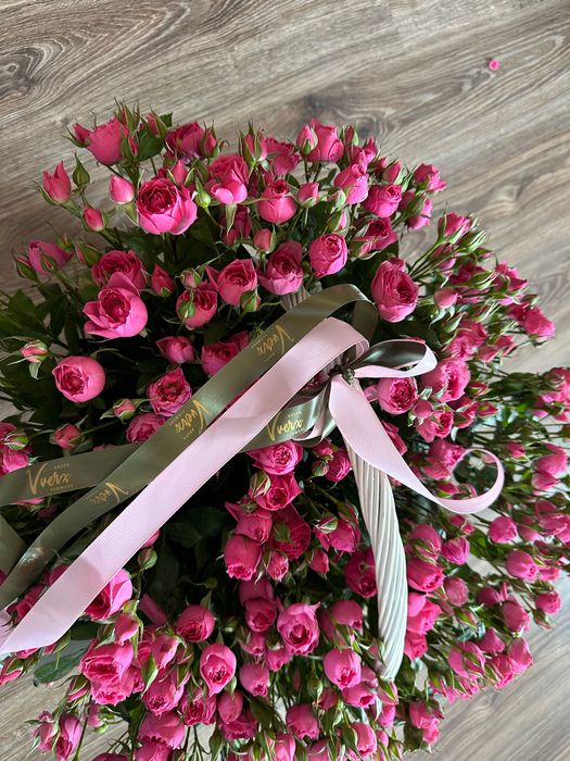 Свежие спрей розы