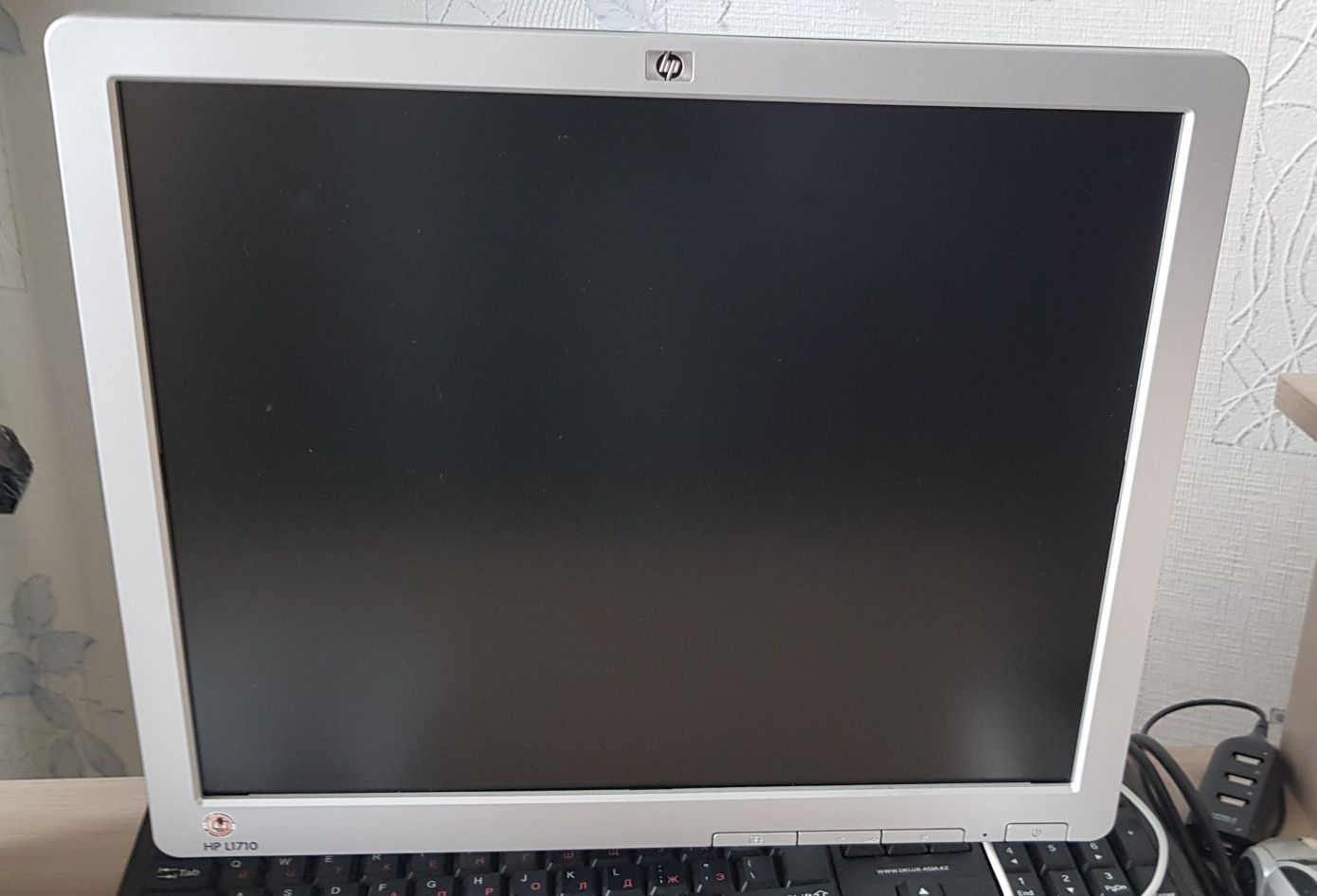 Продаю Монитор HP J1710