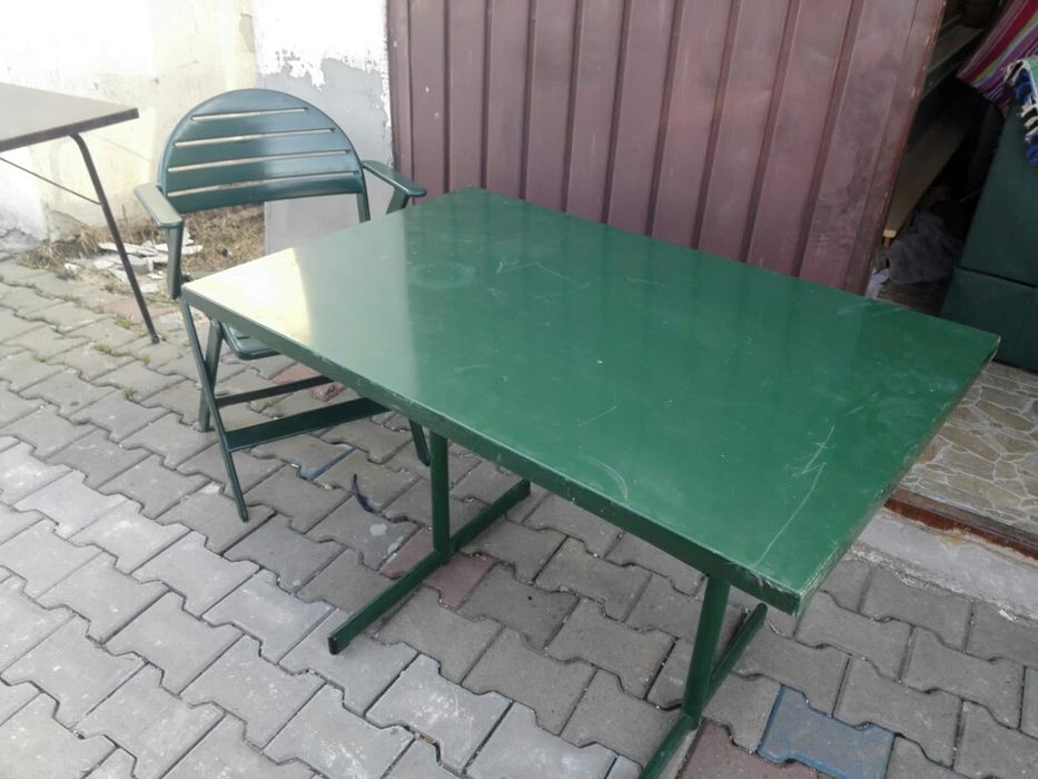 Doua scaune pliabile din plastic dur