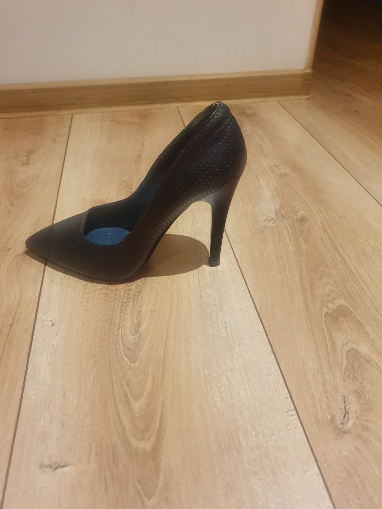 Pantofi stiletto mărime 37