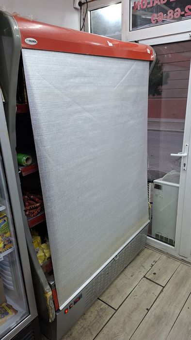 Vitrinniy xolodilnik