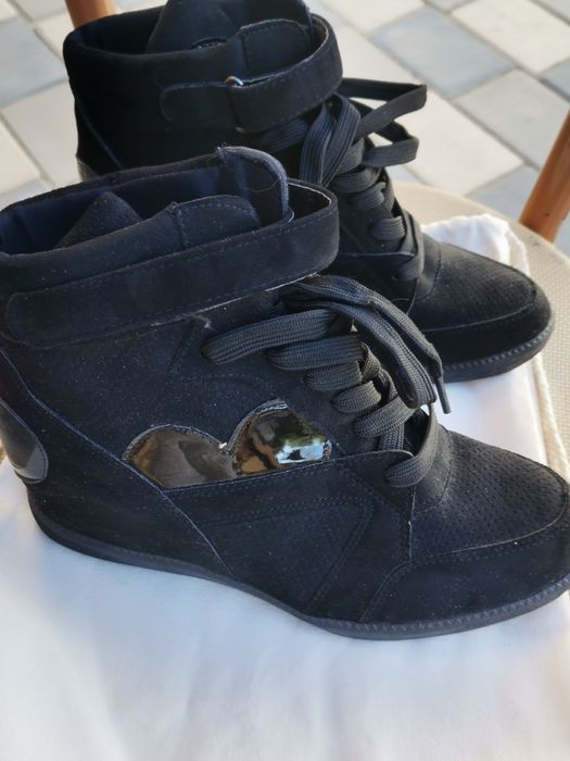 Vând ghete dama, noi, mărimea 40.