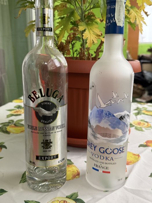Празни бутилки Beluga и Grey goose