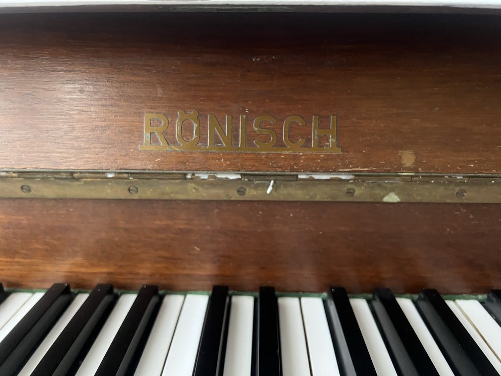 Продавам Пиано Ronisch