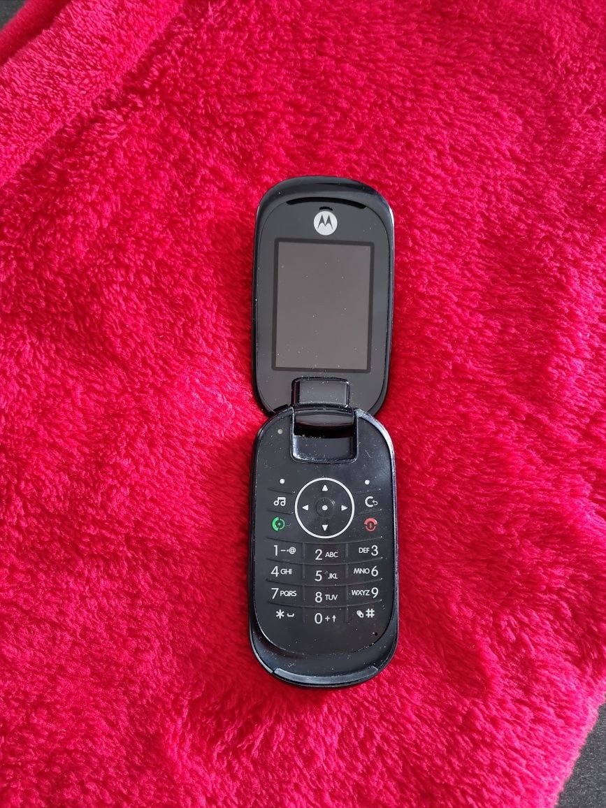 Telefon Motorola cu clapeta cu incarcator original.