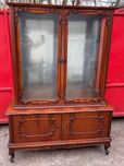 Vitrina Vintage cu ornamente si polite de sticla; Biblioteca cu usi