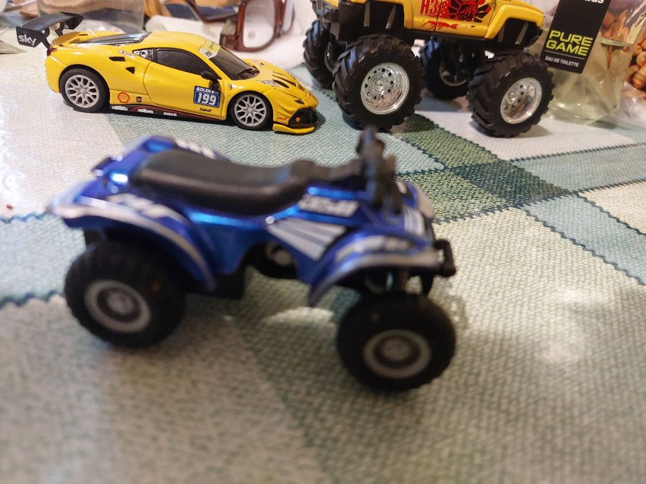 Продавам 4 броя мини колички.