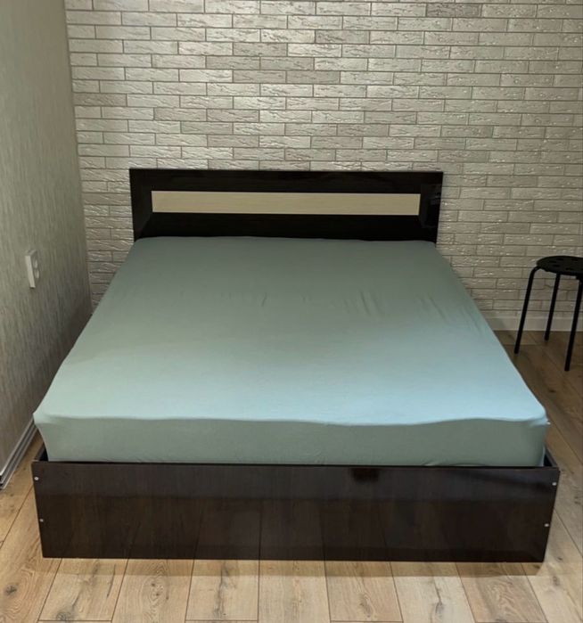 Двуспальняя кровать