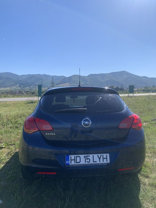 Opel Astra J - îngrijită și gata de drum