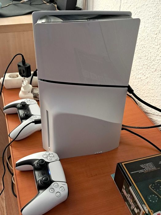 Vand ps5 varianta cu cd .