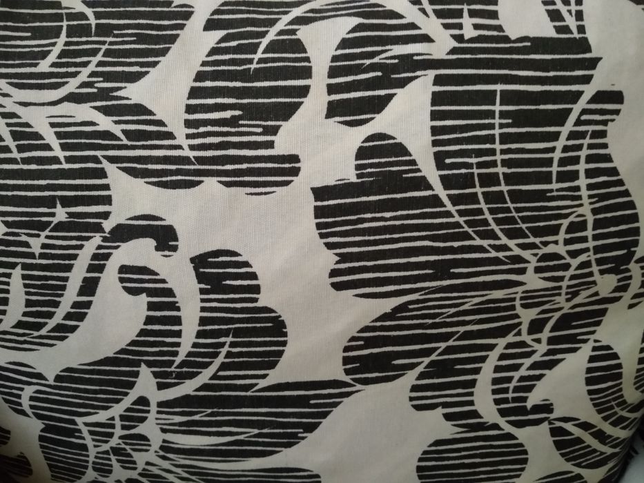 Възглавници черно и бяло