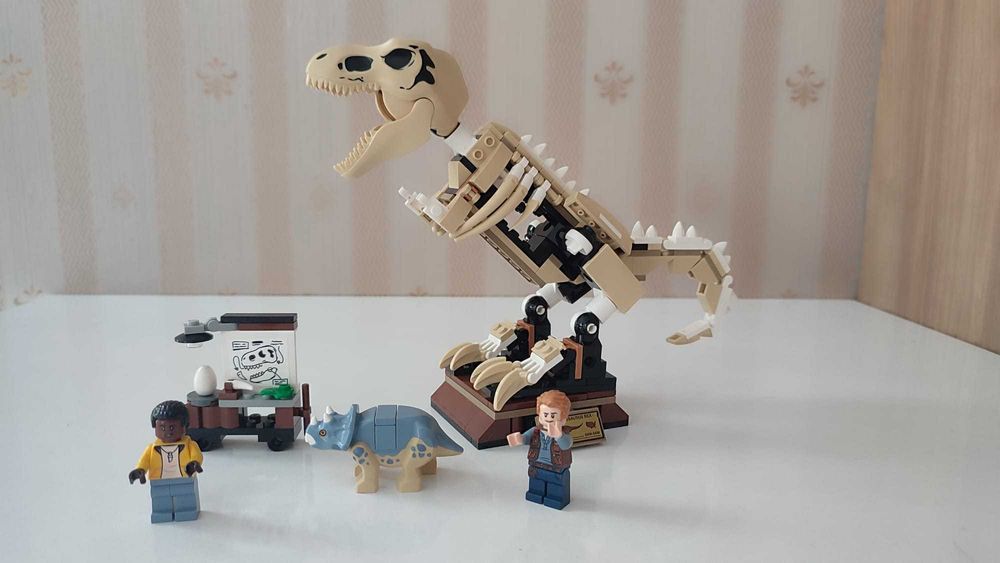 LEGO Jurassic World - Expozitia fosilei dinozaurului T. Rex