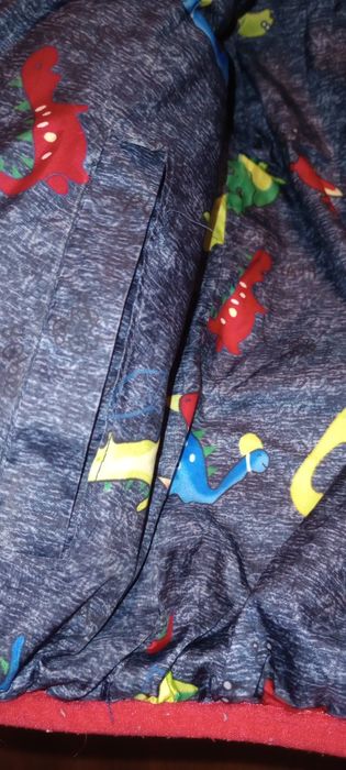 Червено яке с две лица, на динозаври от едната страна