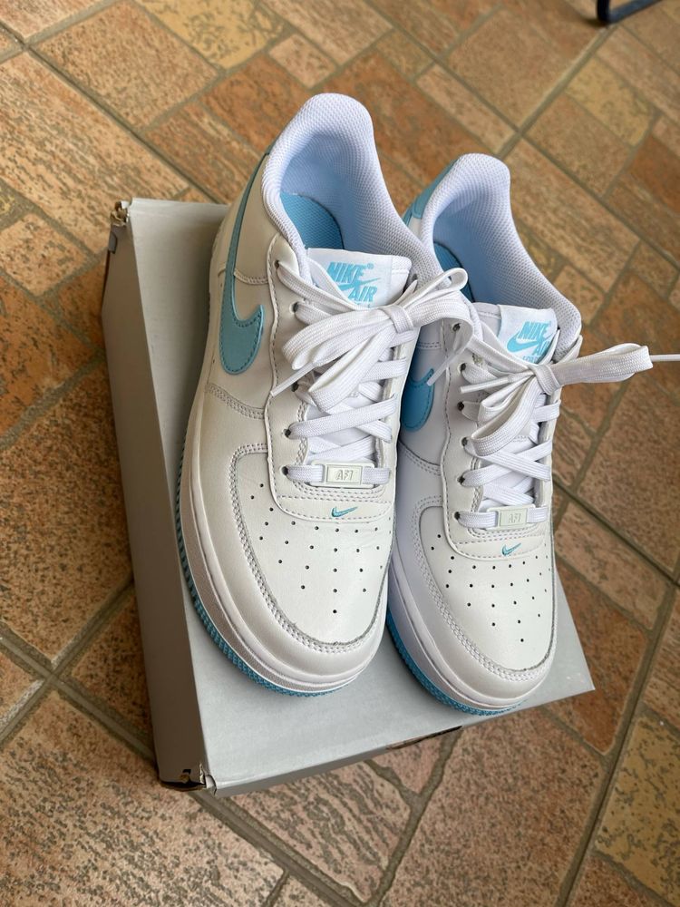 Nike air force 1 в бяло и светло синьо