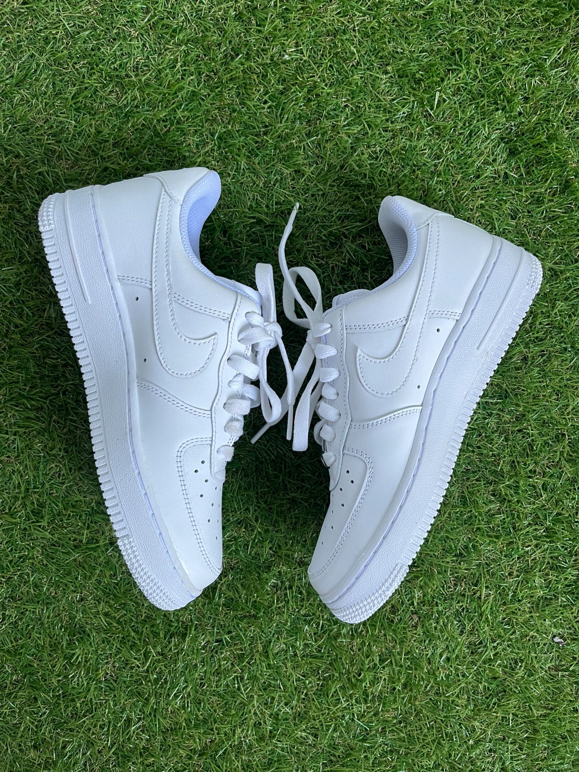 Дамски маратонки : NIKE AIR FORCE 1 LOW 36.5