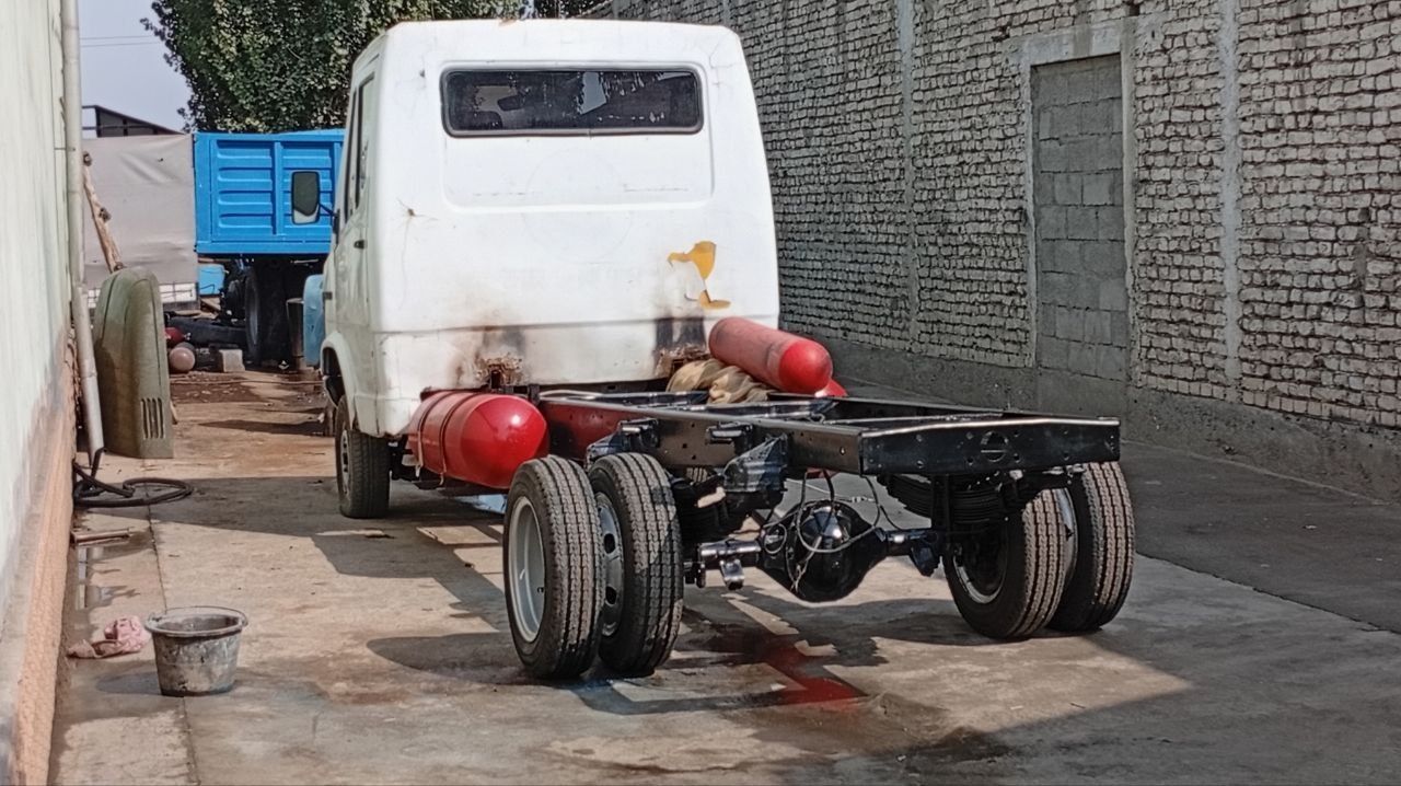 Mercedes-Benz 207D sotiladi