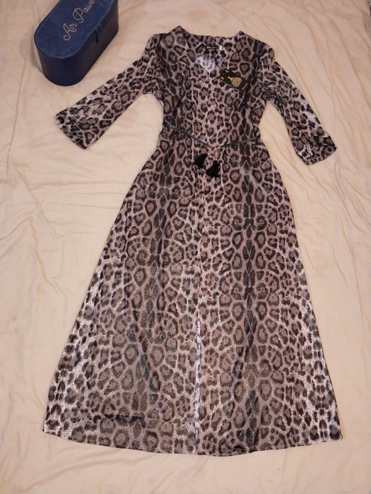Платье тигровый принтом продам.