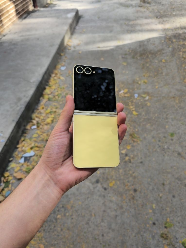 Samsung Z Flip 6 Golden