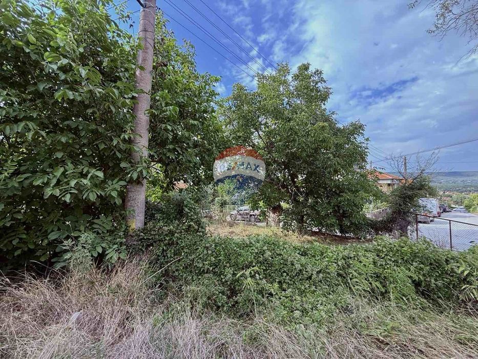 Атрактивен парцел с къща на добра локация за продажба, с. Кранево, Я.