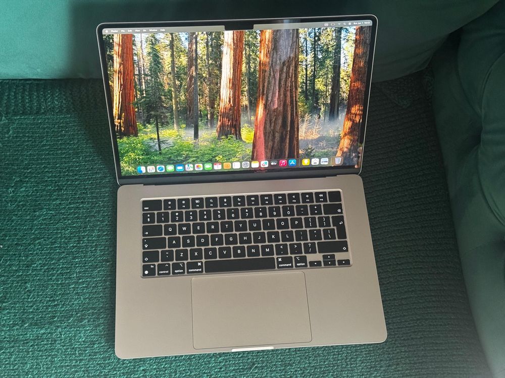 Apple MacBook Air Retina de 15 inch / M2 chip / 19 cicluri