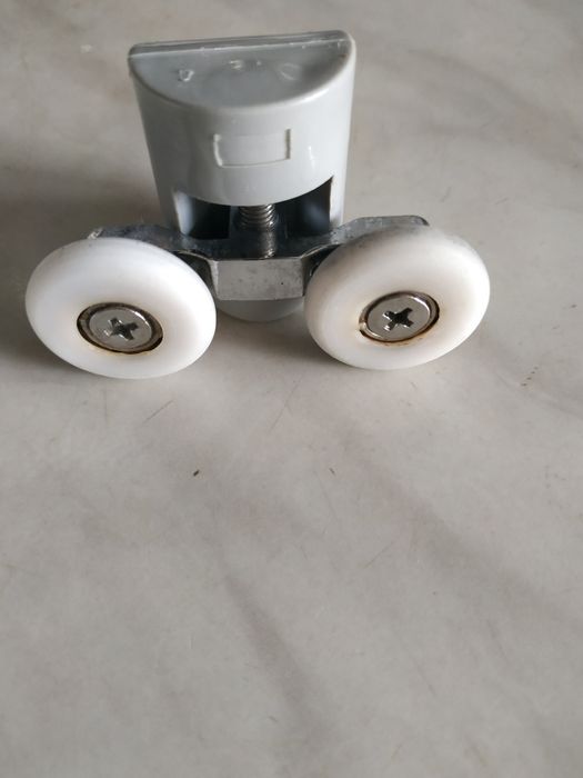 Комплект ролки и носачи за стъклена душ кабина.