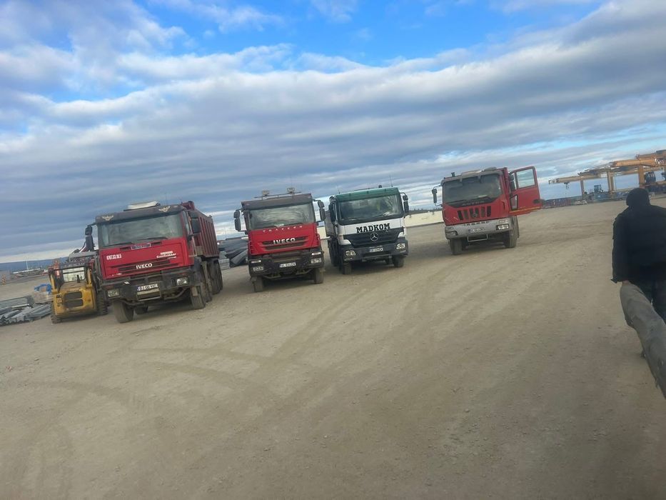 Închiriez excavatoare , buldo,bascule 8x4