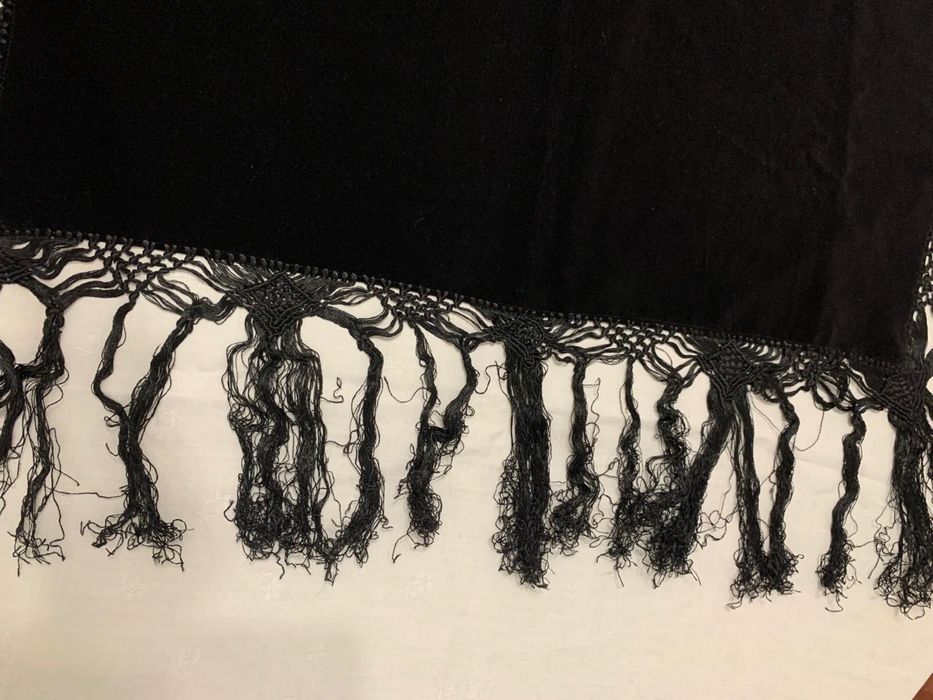 Esarfa catifea neagra cu ciucuri