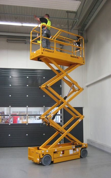 închiriez nacelă verticală foarfecă 8 metrii