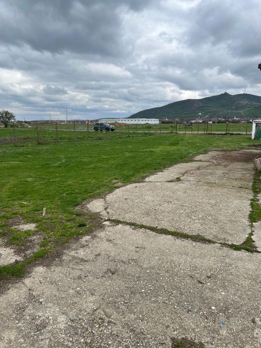 Vand teren cu cladire in comuna Siria